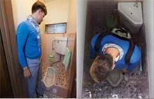 TOTO主催「外国人トイレ文化見学ツアー」（2014）で。和式トイレの使い方が分からない米人男性