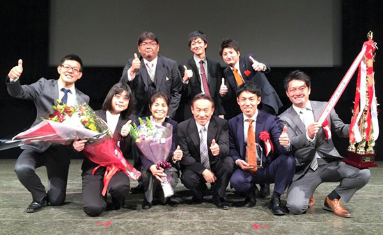 グランプリに輝いたさくらの面々（吉村社長は前列右から2人目）
