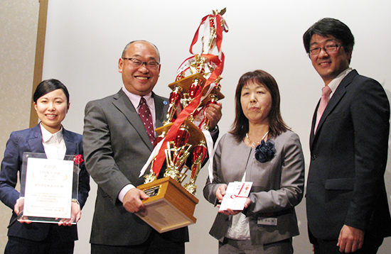 表彰された徳竹社長(左から2番目)とアステックペイントの菅原社長(一番右)