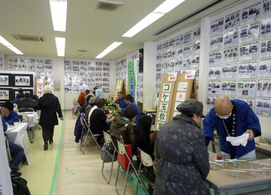 定番の苔玉教室に来場者が集まる