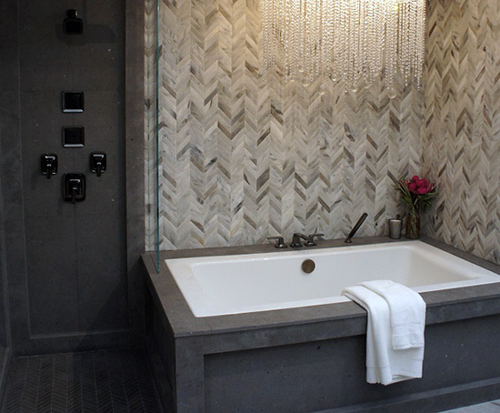 【写真4】グレー系のコーディネートが最近増えてきており、次のトレンドと予測されている（KOHLER社の展示）