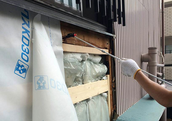 ホウ酸系防蟻剤の施工の様子（写真提供：日本ボレイト）