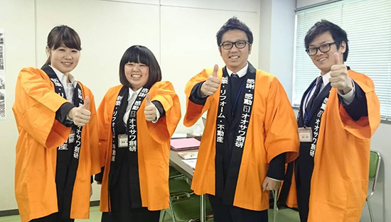 学生が法被を着て接客した