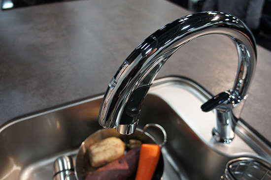 吐水も止水も自動のハンズフリー水栓