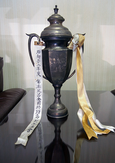 〝能率風呂〟全国特約店優秀賞受賞トロフィー(昭和32年度)