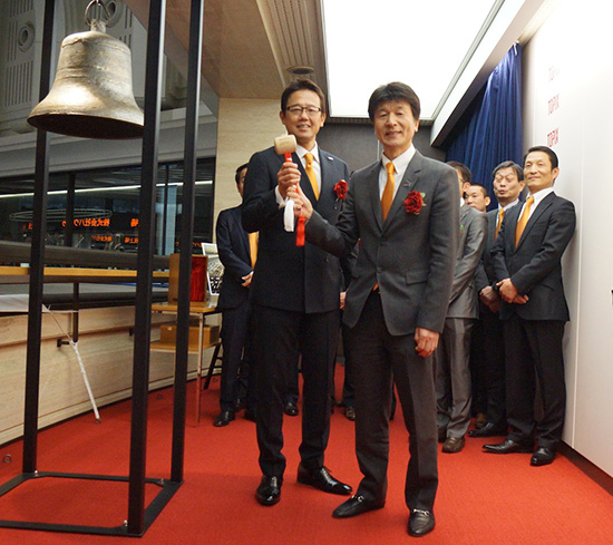 上場セレモニーに臨む安藤正弘社長（右）とイメージキャラクターを務める古田敦也氏（左）