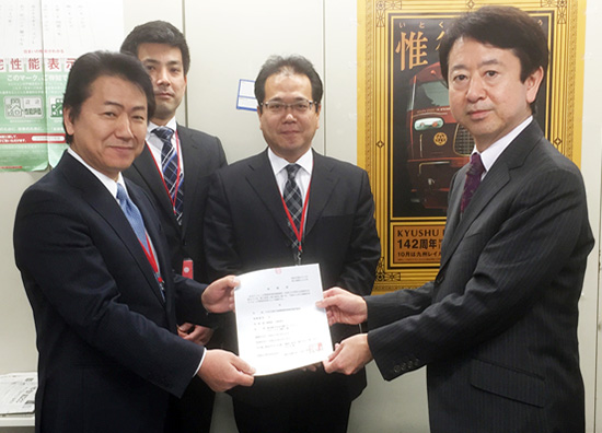 登録証の受け渡しをする国交省の林田住宅生産課長（右）と木耐協の小野理事長（左）