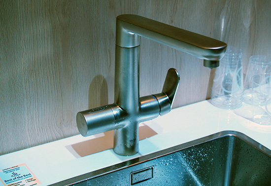 （2）沸騰した熱湯を出すことのできる「GROHE RED」。水とお湯は右のレバーで。熱湯を出すためには左のハンドルを回す必要があるため、誤操作は起こりにくい