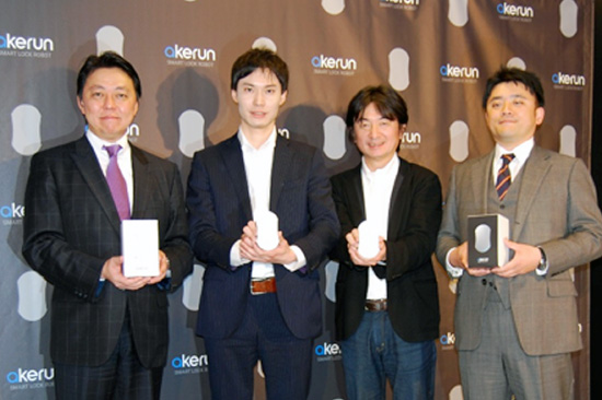 製品発表会で「Akerun」をPRする河瀬社長(左から2人目)と提携企業の各代表