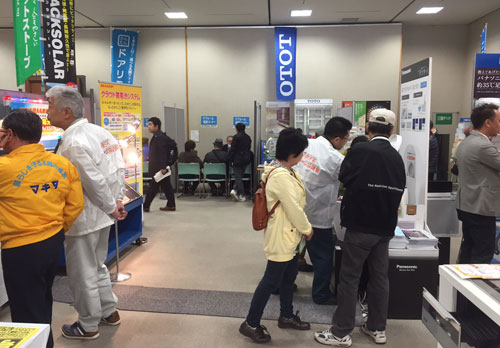 メーカー展示品を見ながら相談する来場者