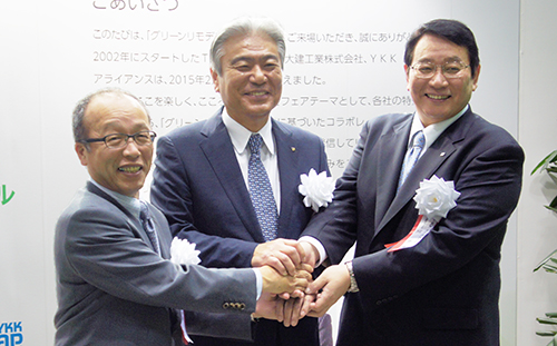 喜多村円TOTO社長（左）、億田正則大建工業社長（中央）、堀秀充YKK AP社長（右）