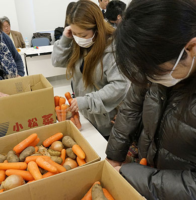 野菜詰め放題の様子