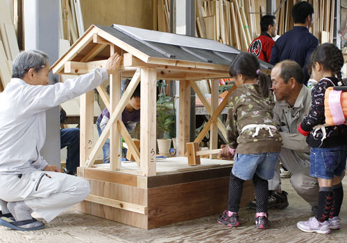 子供用の木槌を振るう参加者