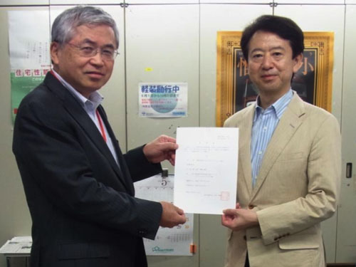 登録証を受け取るBLRの神﨑茂治会長(左)、国交省住宅生産課 林田 康孝課長(右)