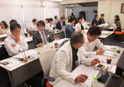 参加者同士でチラシを議論