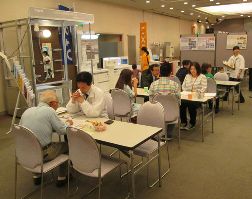 5月16、17日のイベントでは熱心な相談が集まった