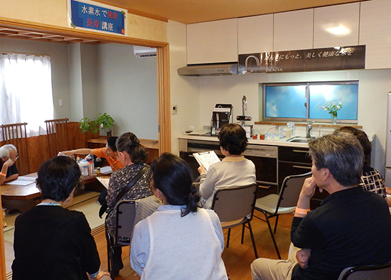 年配客向けミニ講座には100人以上が聴講した