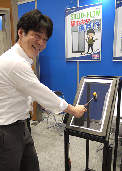 長尾栄二専務がハンマーで実演