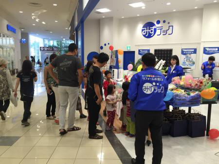 家族客でにぎわう店頭