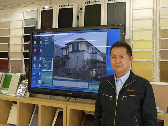 大型モニターと綿谷康伸社長