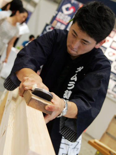 大工の技を披露「職人問題を考える」