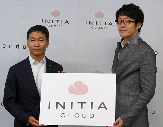 新ブランドを発表する津田英信執行役員(左)とデザイナーの佐藤オオキ氏(右)