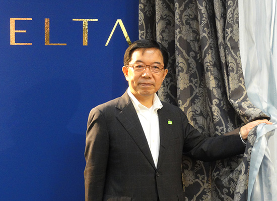 新商品を紹介する山口進社長
