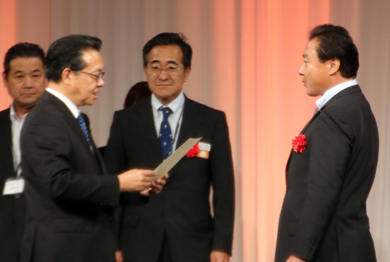 工事売上高成長率部門Lグループ1位に輝いたホームウェル石山(右)