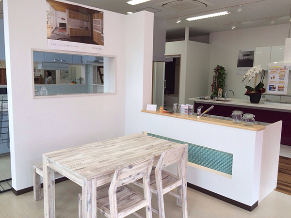 住設機器を豊富に展示した店内