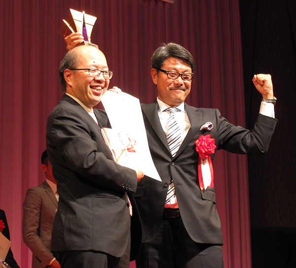 船井財団の舩井勝仁代表理事（左）とジョンソンホームズの山地章夫社長（右）