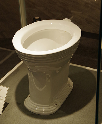 1914年に開発された国産第一号の便器のレプリカ