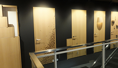 入り口付近に展示されたseven doors