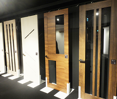 壁面も無駄なく、ホテル・集合住宅用のドアを展示