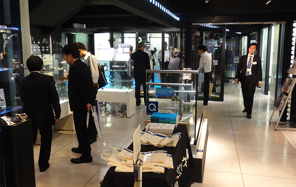 ガラス金物の展示を見る来場者の様子