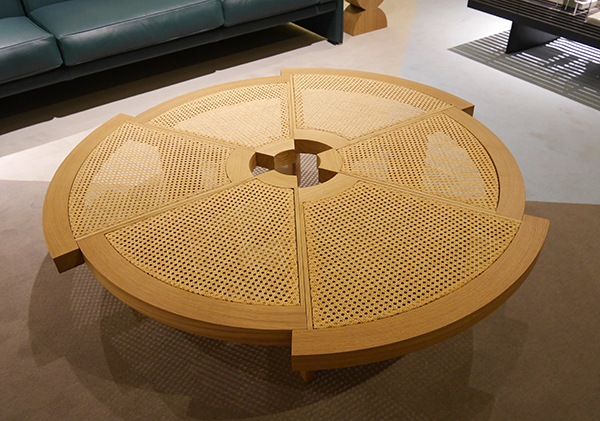 籐編みの素材を天板に使ったCassina（カッシーナ）のテーブル