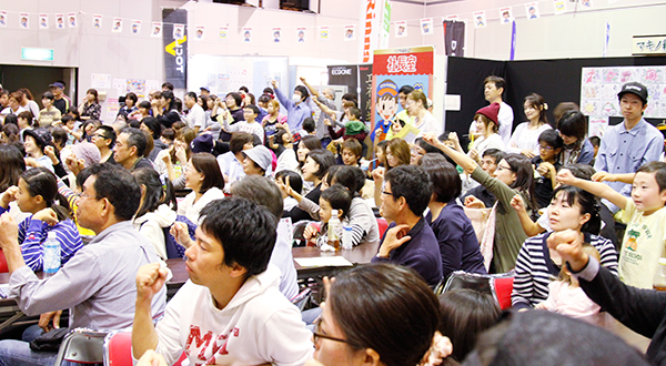 ステージショーで大にぎわいのイベント会場