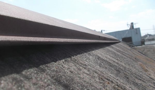 自然災害で屋根の板金が浮いている事例