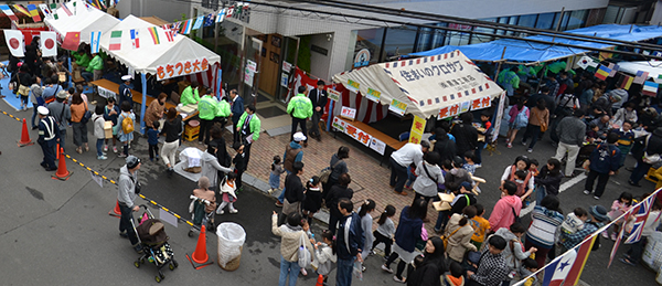 黒澤工務店　子連れの来場者でにぎわう当日の様子