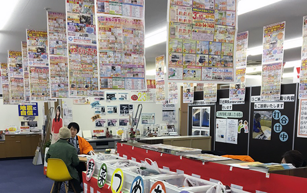 にぎやかで入店しやすい雰囲気をつくり出すポップやチラシ
