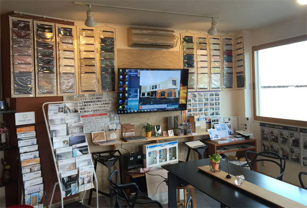 フォーシンク出雲　全70色の色見本板を展示