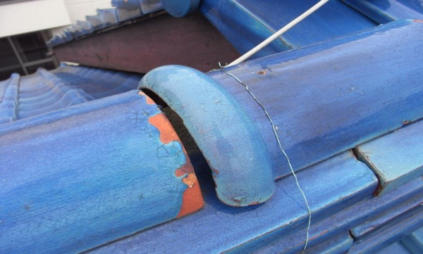 悪質業者がわざと壊したと思われる屋根瓦（提供：アイプロ）1