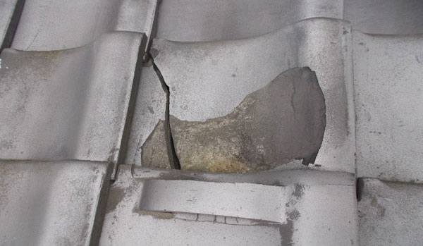 悪質業者がわざと壊したと思われる屋根瓦（提供：アイプロ）2