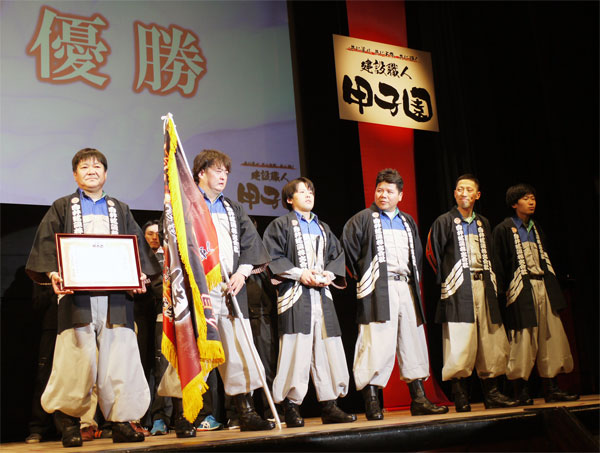 喜びをかみしめる向井建設の面々