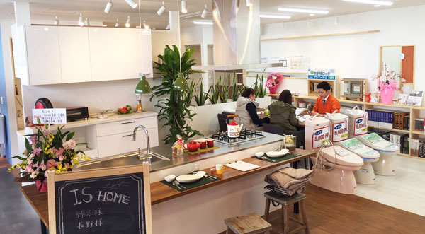 イズ　住設展示と打ち合わせスペースを充実