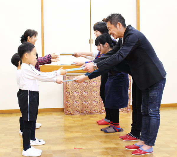 タツミプランニング　地元の幼稚園で贈呈式