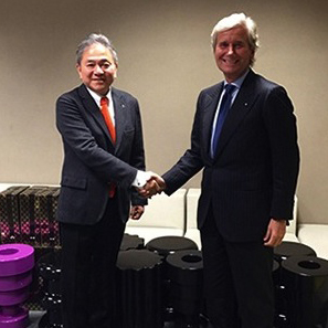 トーヨーキッチンスタイル、ルティCEO(右)と渡辺孝雄社長