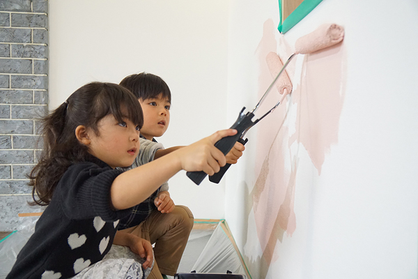 ワイヤード　親子での塗り替えをPR