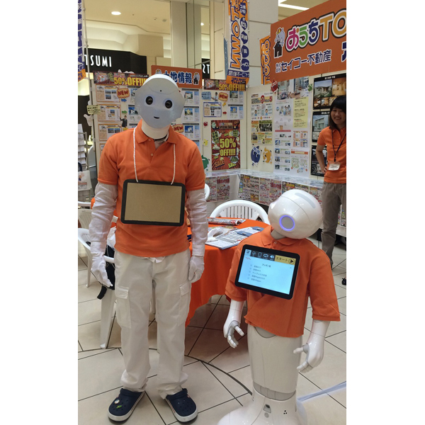 アドバンス　スタッフとお揃いの服を着たペッパーくん