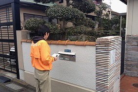 日本中央住販　同社のスタッフが案内チラシを配布