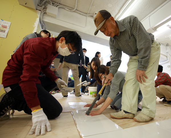 鷲見製材　職人と一緒にオフィスをDIY